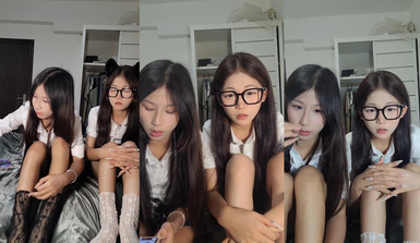 【糯米和小蟲】清純眼鏡19美少女①，姐妹花一起，一臉呆萌卡哇伊，JK裝短裙，沒穿內褲看嫩穴，翹起美臀，疊羅漢掰穴特寫