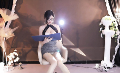 【cc小恩雅】最新視頻 秘書辦公室潛規則