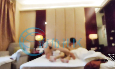 【12月新品福利】原創海角大神【干媽變成了情人】干媽過生日，第一次用手伸進她的陰道