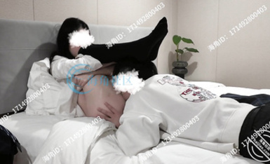 【12月新品】，原創海角大神【06女大】付費無水鑽石貼集，高顏值氣質反差婊，制服黑絲內射微露臉