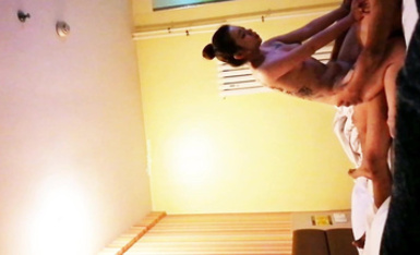 2024年最新，【私房原創偷拍】，男友住在隔壁的風騷小姐姐，她一直說你小聲點，聽見咱倆就死定了(1)