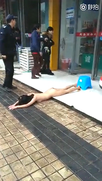 新事件 东北女孩裸体在大街上 说她在睡觉 真逗
