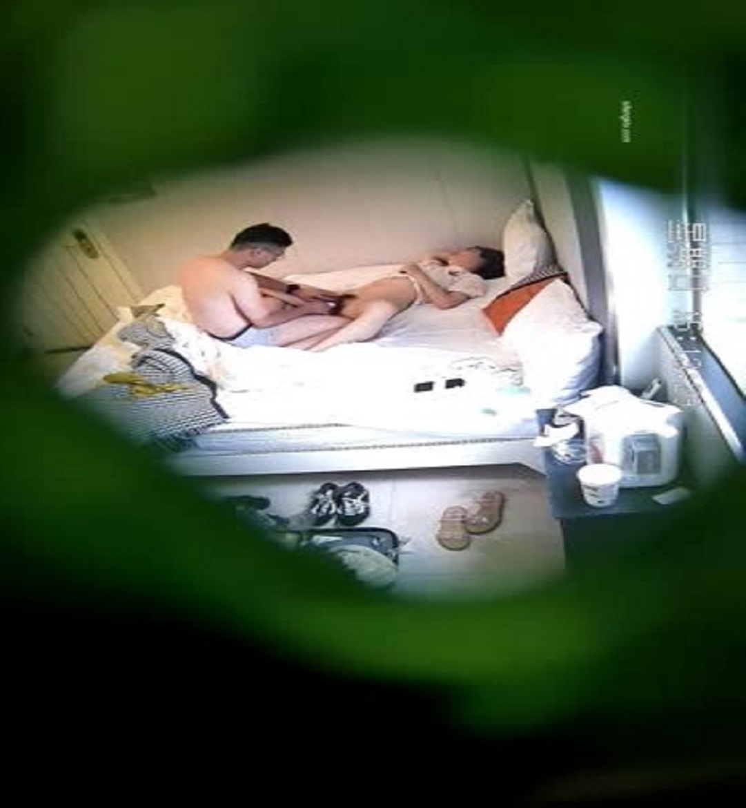 破解酒店【安防摄像头】 偷拍眼镜白领星期天约炮单位女同事开房先用小震棒热身.