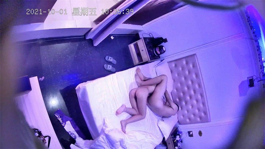 国庆年轻小情侣开房做爱 边看手机片儿边做爱 AV姿势没少学各种尝试 高清720P超清版2