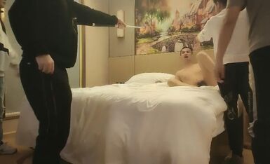 探花不好混专搞高端外围的小马出大事了刚热完身准备搞被几个不明身份的大汉冲进房间爆揍说找了他好久