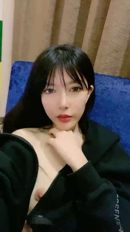 高颜值女神【七喜少女】豪华酒店里面自慰，白虎骚逼，说话奶声奶气的