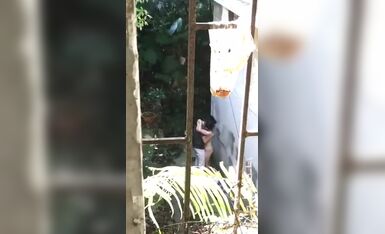 窗外偷窥 楼下小夫妻吵架吵着吵着 直接把衣服脱光了开炮