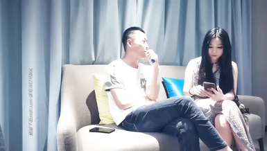 約了個高顏值妹子，長裙美少婦，騎乘抱著抽插猛操呻吟誘人