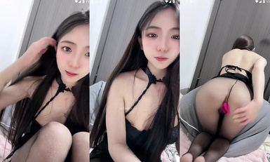 長腿嫩足顏值小母狗，連體黑絲透視裝，嫩足展示淫語挑逗，跪地自慰各種道具深插騷穴 (21)