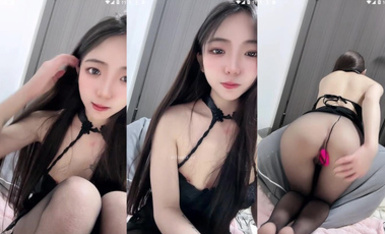 長腿嫩足顏值小母狗，連體黑絲透視裝，嫩足展示淫語挑逗，跪地自慰各種道具深插騷穴 (14)