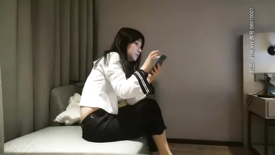 再約這個甜美妹子返場，讓她穿上情趣裝黑絲啪啪，口交舔逼調情，翹屁股後入大力抽插猛操，精彩。