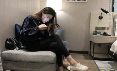 長腿美女，膚白貌美，大長腿，最好玩這類型的了，抱起狂插，汗流浹背小伙暴力輸出，中途大姨來了只好作罷。