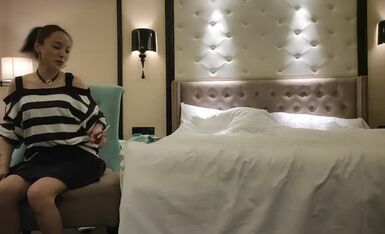 网聊小骚货，风韵十足轻熟女，高清拍摄舔屌深喉，揉穴调情正入猛操，搞大屁股一直浪叫