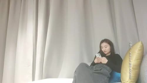 APP上约的外围小姐姐，骚的很解开衣服很想被操，一顿自摸浪叫，舔小穴叫的隔壁多听的见，吊带丝袜侧入爸爸操的很爽