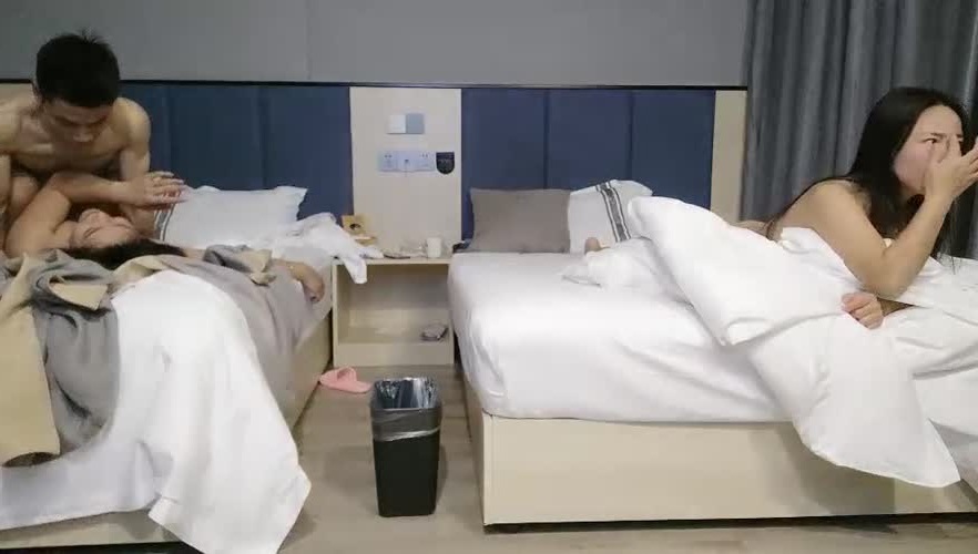 换妻探花周末约一对小夫妻玩玩，交换4P激情，旁边还有个老哥观战，持续输出搞爽了，前后一起插