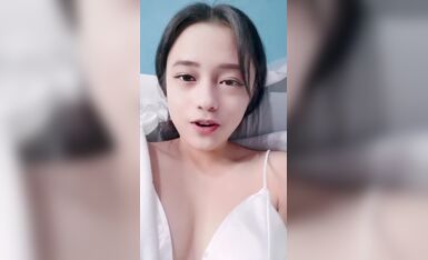 清纯卡哇伊18萝莉嫩妹 ，白色小吊带，厕所怼着小穴特写尿尿，给小男友口交，骑乘爆操，从下往上视角拍摄