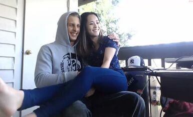 在阳台上被老外男友爆插的美女留学生 身材很娇小真担心能否扛的住 老外的大鸡巴