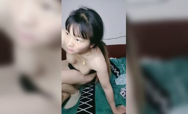 哺乳期的小少妇跟大哥激情啪啪，好有激情口交大鸡巴草奶子，69口交高难度草穴，听狼友指挥挤奶水直滴好刺激