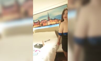 极品巨乳大奶熟女主播，酒店里面约个中年老男人，调教啪啪，后入黑丝大屁股