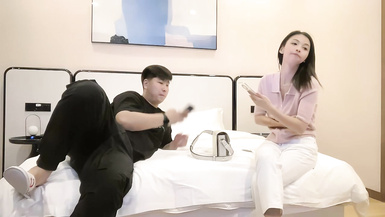 小寶尋花長相甜美白褲大奶外圍妹，鏡頭特寫深喉口交，扶著小腰後入抽插猛操，騎乘打樁操的妹子受不了