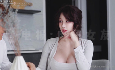 7月24最新 辛尤里 【綠帽NTR孕婦篇】家裡的客廳出租給光頭佬，夫妻倆性愛時，光頭房客在門後蠢蠢欲動 ......