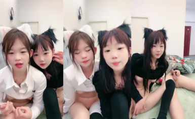 兩個精神小妹一起直播 男主躺床上讓干 (1)