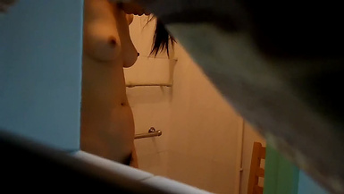 冒險偷拍表妹洗澡