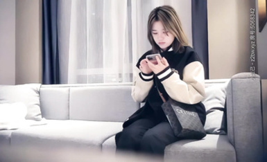 LOVE小天探花約棒球服短發萌妹子啪啪,脫掉衣服花臂紋身看不出社會人，腰細胸大側入妹子被操哭了