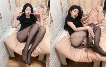 土豪重金定製極品小母狗臉穴同框大尺度自拍 (1)