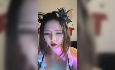 清纯面孔新人主播，连麦特写逼逼自慰和头套主播玩性游戏