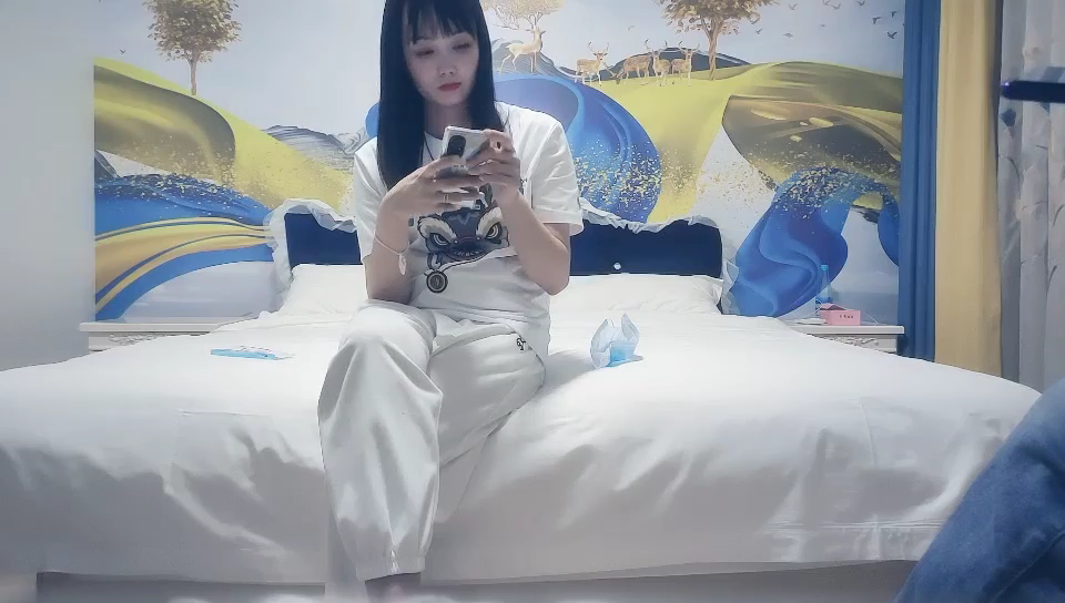 小姑娘年纪轻轻奶子就有点下垂了