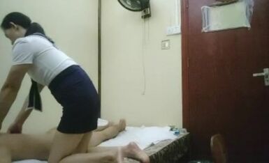 小黑探花骑车上门找女技师，按摩乳推服务周到